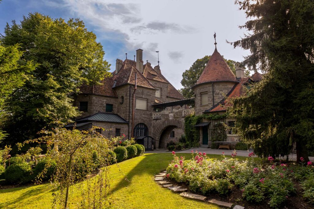 Schlossgarten mit Schloss im Hintergrund