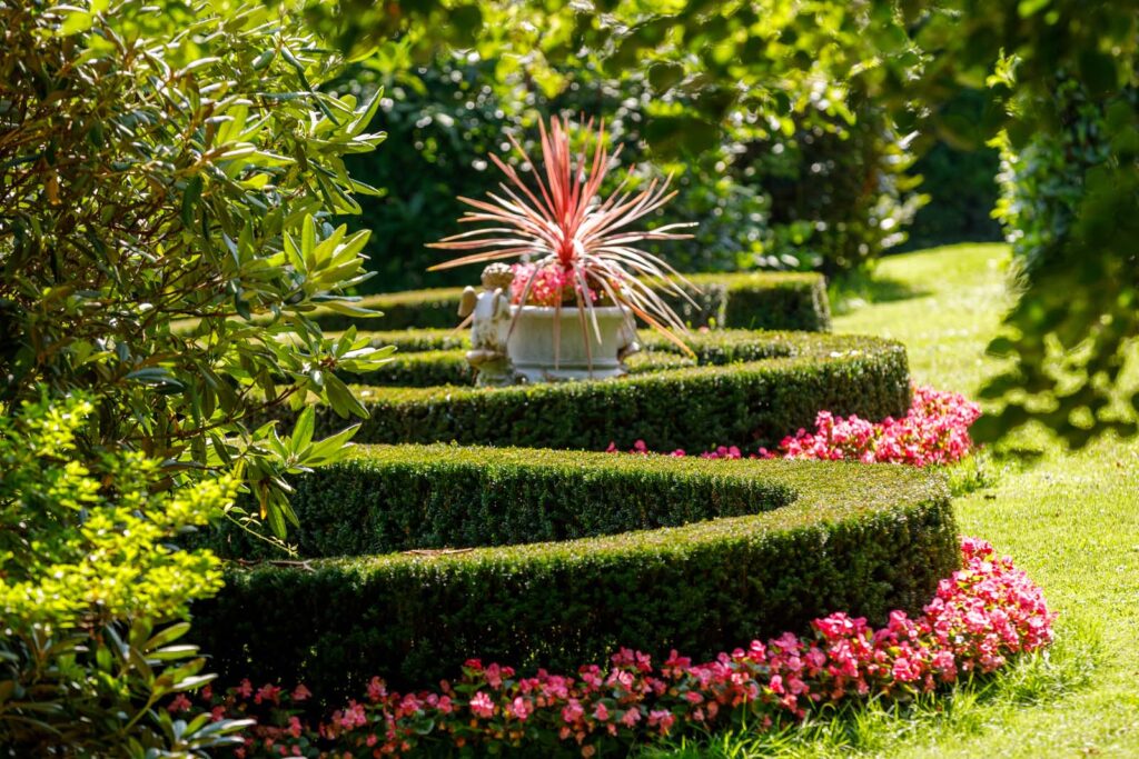 Schossgarten mit Blumen und Hecken